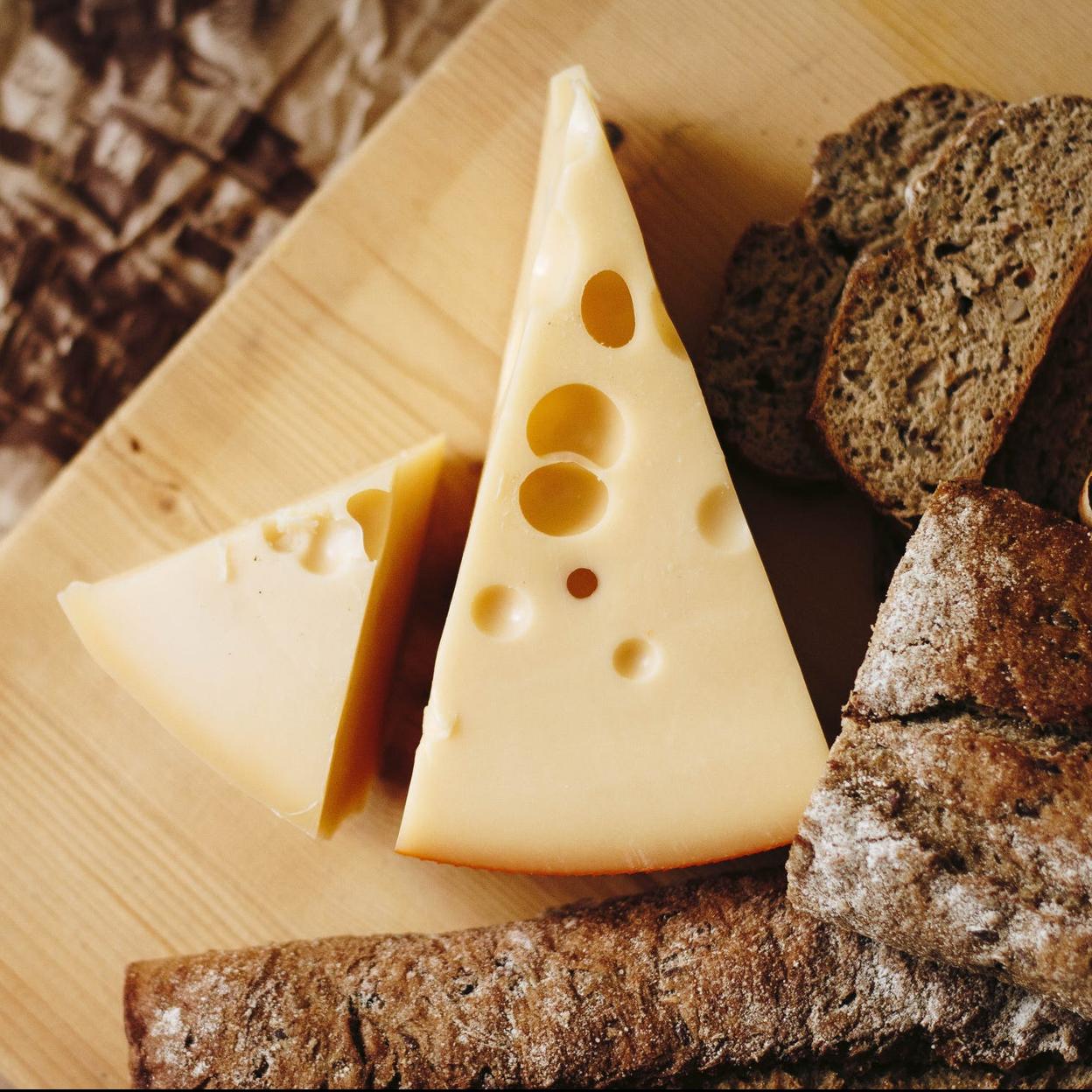 ¿De verdad puedes comer queso cuando estás a dieta? Estas son la variedades que menos engordan y la cantidad que puedes comer