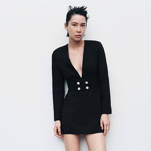 El vestido tipo blazer de Zara es de diseño corto