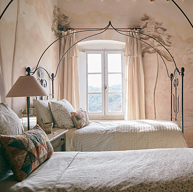 Imagen principal - Estos juegos de cama de Zara Home cuestan entre 39.99 y 59.99 euros; las colchas de patchwork, 299 euros; los cojines, entre 17.99 y 39.99 euros; la alfombra de yute, 299 euros y los espejos, entre 59.99 y 79.99 euros.