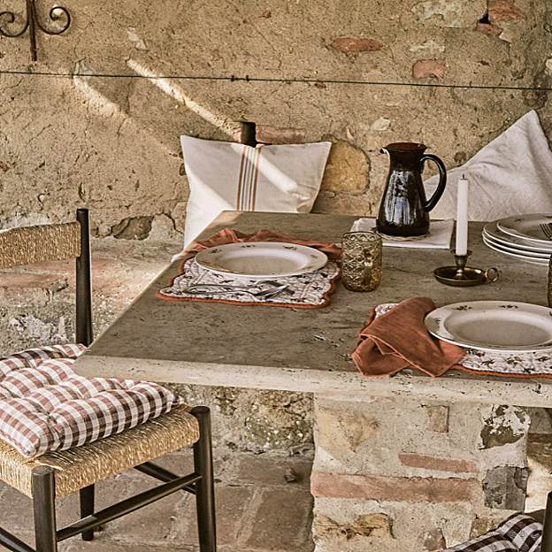 Imagen principal - Los platos de cerámica estampada cuestan 7.99 euros la unidad; los vasos y tazas de cristal cromado, 7.99 euros; la jarra de cerámica, 19.99 euros; los cojines para las sillas de comedor, 12.99 euros; los manteles, 9.99 euros cada individual y entre 99 y 129 los de lino natural bordados. La vajilla blanca de estilo vintage cuesta 6.99 euros la pieza y los cubiertos, 7.99 euros. Para la terraza o el jardín, las hamacas de madera y fibras naturales cuesta 129 eruos y los textiles, desde 29.99 euros. Todo, en Zara Home.