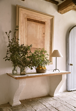 Imagen secundaria 2 - En la cocina, la alfombra cuesta 299 euros en Zara Home y la silla de madera y enea, 129 euros cada una El menaje de cocina en color cobre, desde 19.99 euros. La alfombra del rincón de descanso está rebajada a 449 euros, los toppers de lino, 59.99 euros y la lámpara de pared, 99.99 euros. En el recibidor, la lámpara de pie cuesta 59.99 euros, los jarrones de cristal, entre 25.99 y 39.99 euros.