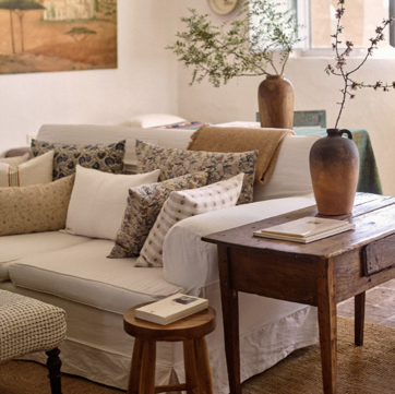 Imagen secundaria 1 - En Zara Home, la alfombra de cuadros, colocada a modo de mantel, cuesta 299 euros; los jarrones de madera, 59.99 euros, y los de cerámica rústica, 49.99 euros; la lámpara de pie cuesta 149 euros, y los cojines, con varios tamaños, formas y estampados, desde 19.99 euros.