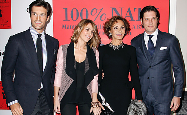 Laura Vecino y Naty Abascal, flanqueadas por Rafael Medina y Luis Medina. 