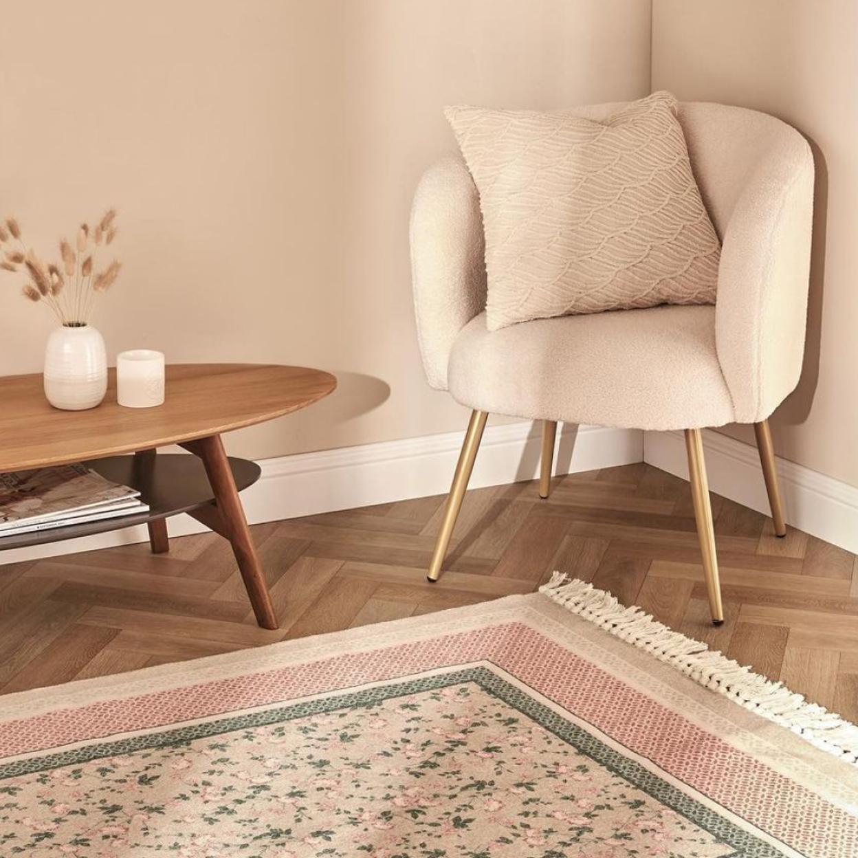 Pincha en la foto del sillón de borreguito para ver los muebles y adornos baratísimos de la nueva colección de Primark Home que arrasan en Instagram.