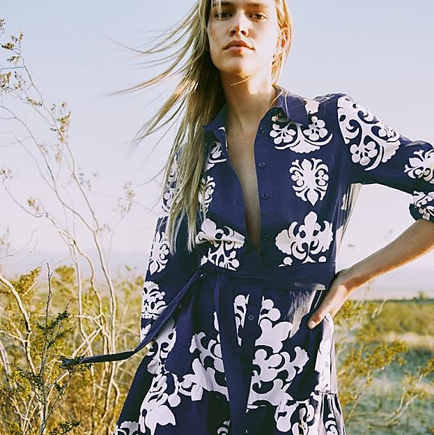 Imagen principal - Vestido corto azul oscuro de tipo camisero con estampado de color blanco de Zara (39,99 euros) 