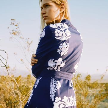 Imagen secundaria 1 - Vestido corto azul oscuro de tipo camisero con estampado de color blanco de Zara (39,99 euros) 