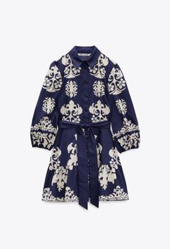 Imagen secundaria 2 - Vestido corto azul oscuro de tipo camisero con estampado de color blanco de Zara (39,99 euros) 