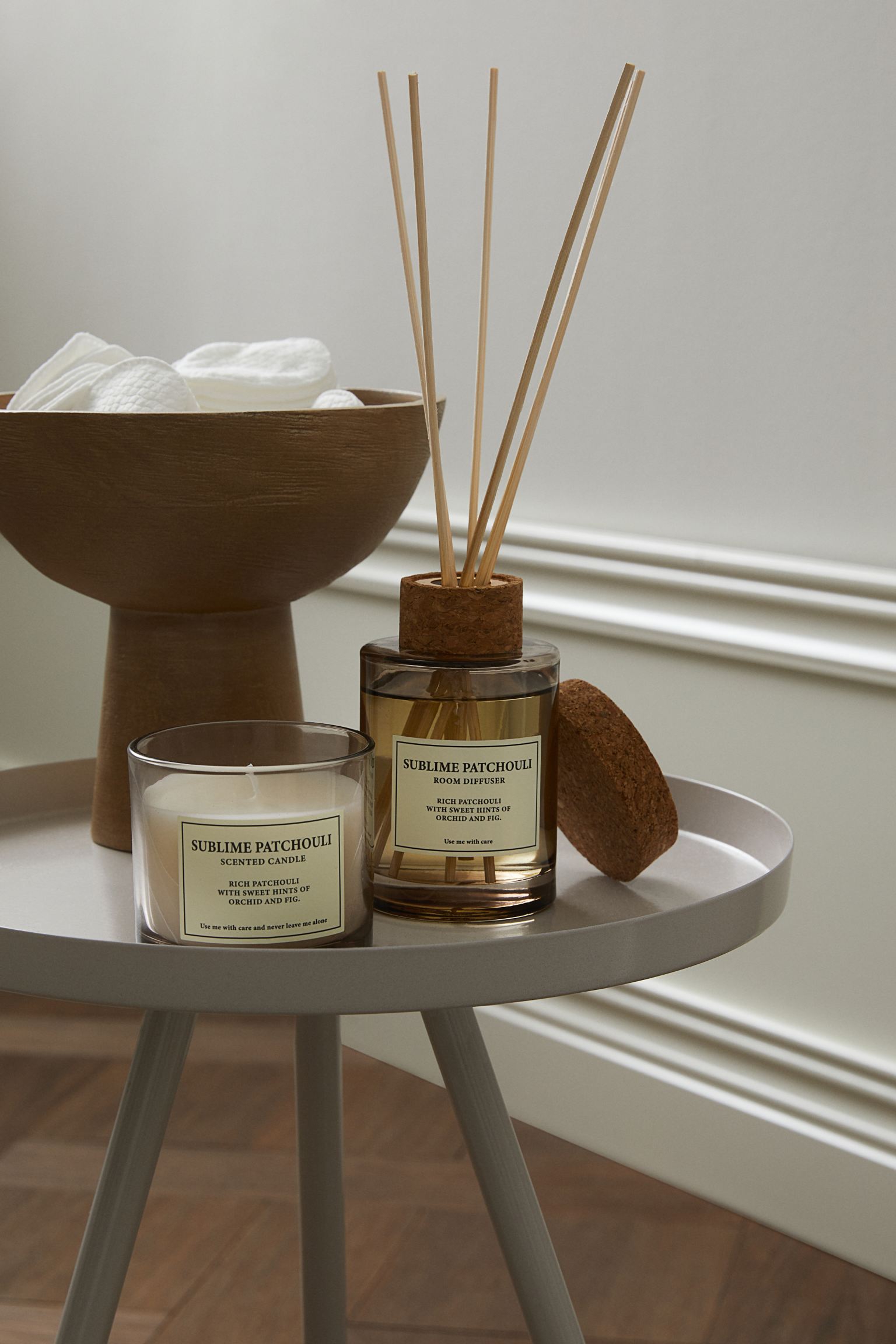 Cada casa tiene su propio aroma, ese que la transforma en un hogar y le aporta calidez. La de la nuestra huele a los sticks aromáticos de H&M Home, disponibles por 9.99 euros.