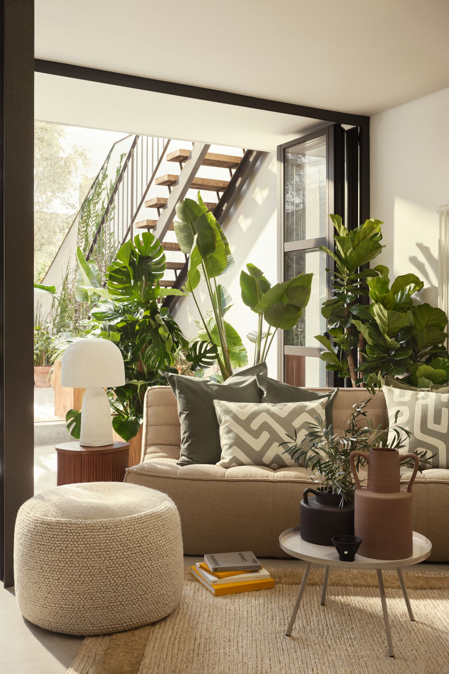 Tenemos que reconocerlo, tenemos absoluta debilidad por los textiles y su capacidad para transformar espacios por muy poco dinero y de forma sencilla. Estos cojines en tonos naturales con estampados geométricos cuestan 4.99 euros en H&M Home