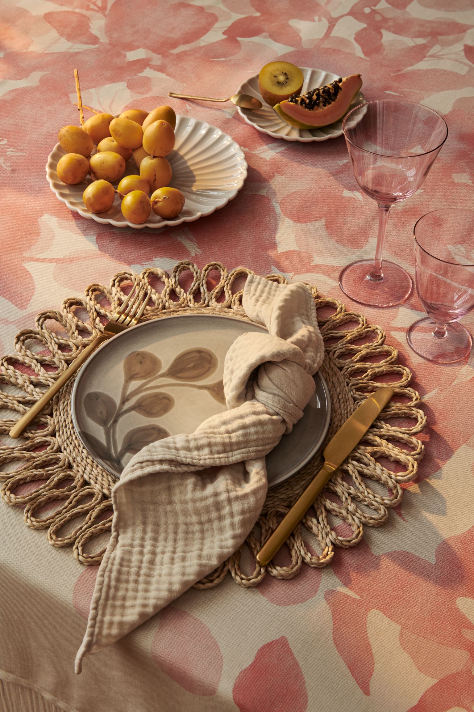 ... y estos originales platos de terracota pintada, 9.99 euros.