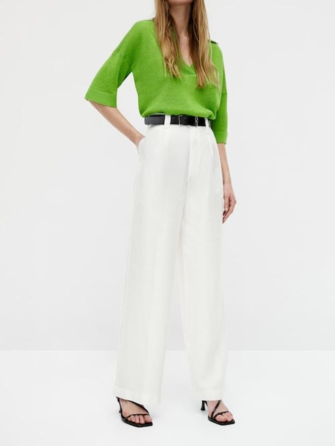 Tiro alto y perneras anchas para estos pantalones blancos confeccionados en lino que vienen con pinzas delanteras y bolsillos laterales y traseros de plastrón. Podemos encontrarlos entre las tallas 34 y 44 por 49,95 euros. 