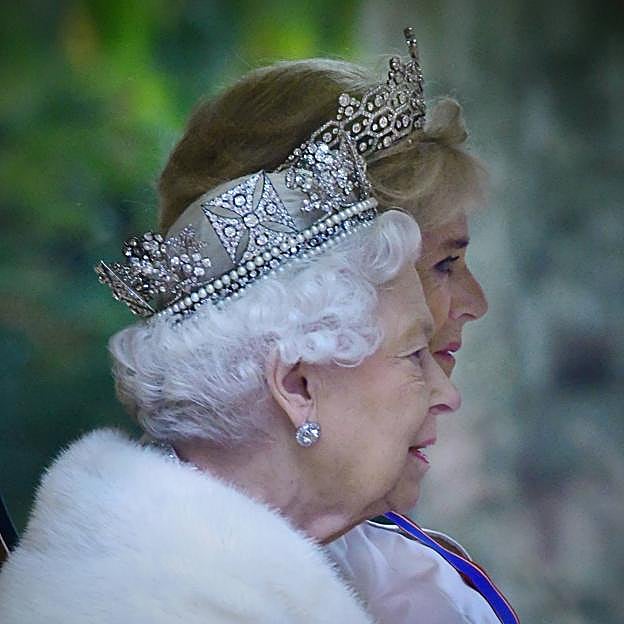 La reina Isabel II y Camilla Parker 
