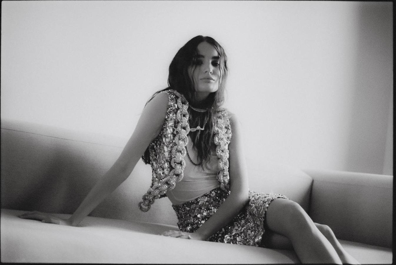 Top y minifalda de cristales, de Louis Vuitton; debajo, camiseta de American Vintage. Los collares son de Swarovski (el de cristal) y de Pearl Octospuss.y, y el anillo, de Leandra Studio.