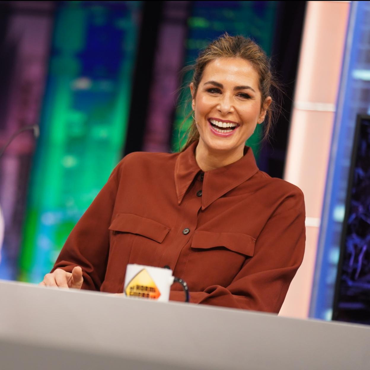 Pincha en la imagen para saber dónde copiar la bonita y original camisa blanca de Nuria Roca y conseguir un look con pantalones negros o vaqueros perfecto.