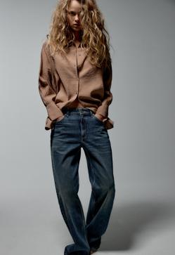 Imagen secundaria 2 - Camisa satinada de corte oversize en rosa, gris, marrón arena o verde empolvado de Zara (22,99 euros)