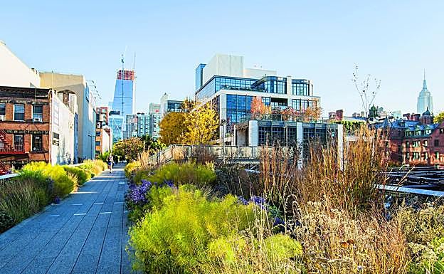 High Line, en Manhattan, Nueva York (EE.UU.). Jardines y viviendas suprimen los límites, conviviendo en un espacio armónico.
