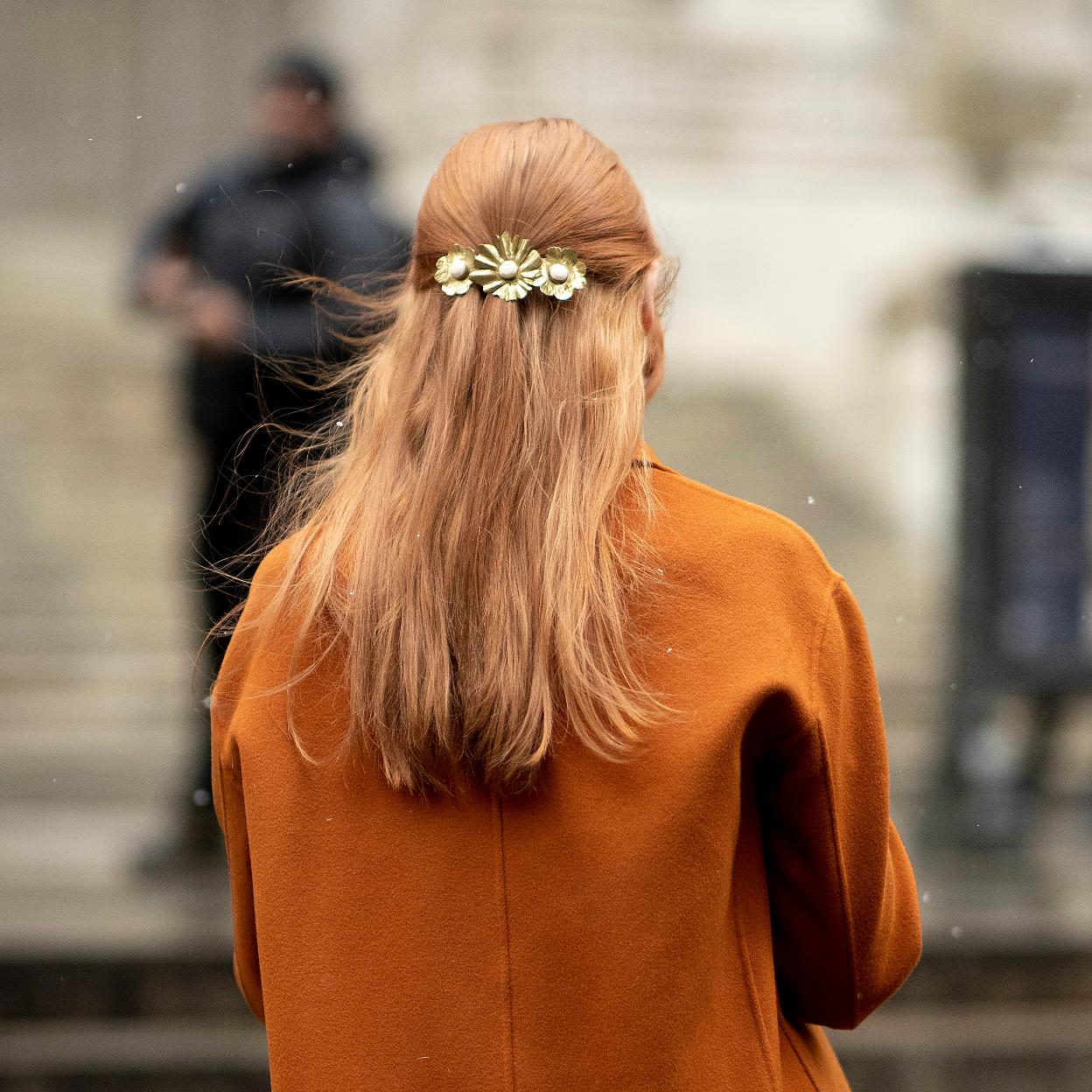 Pincha en la imagen para ver los mejores sérums para el pelo dañado con ácido hialurónico y otros ingredientes que suavizan y eliminan el encrespamiento.