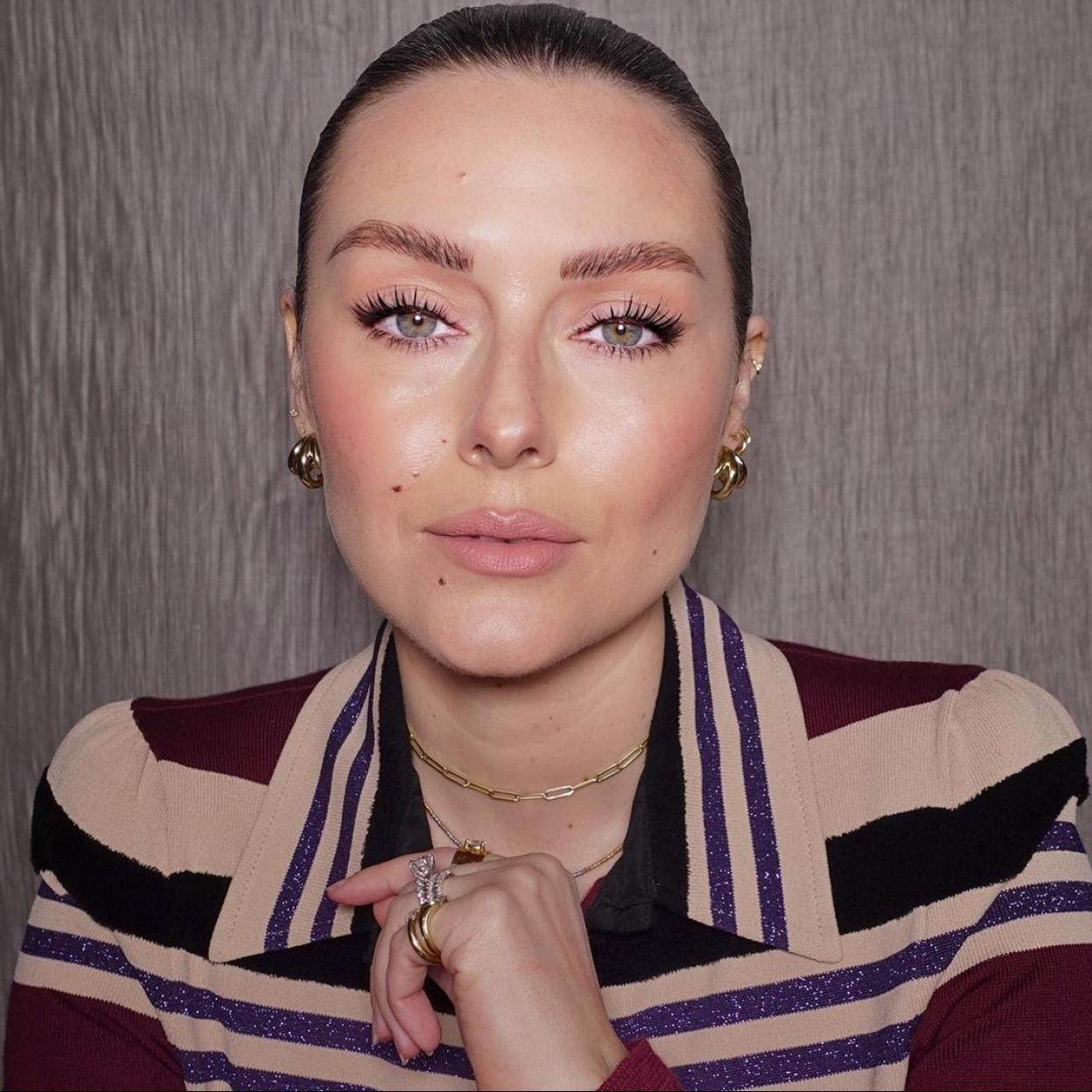 Pincha en la imagen para ver estos increíbles productos que te ayudarán a domar y a peinar las cejas.