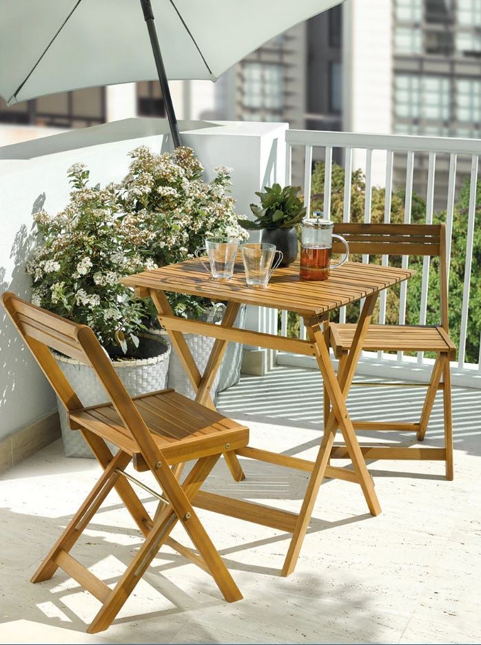 ... y este conjunto de mesa y sillas de teka, plegable y perfecto para espacios pequeños, cuesta 89 euros.