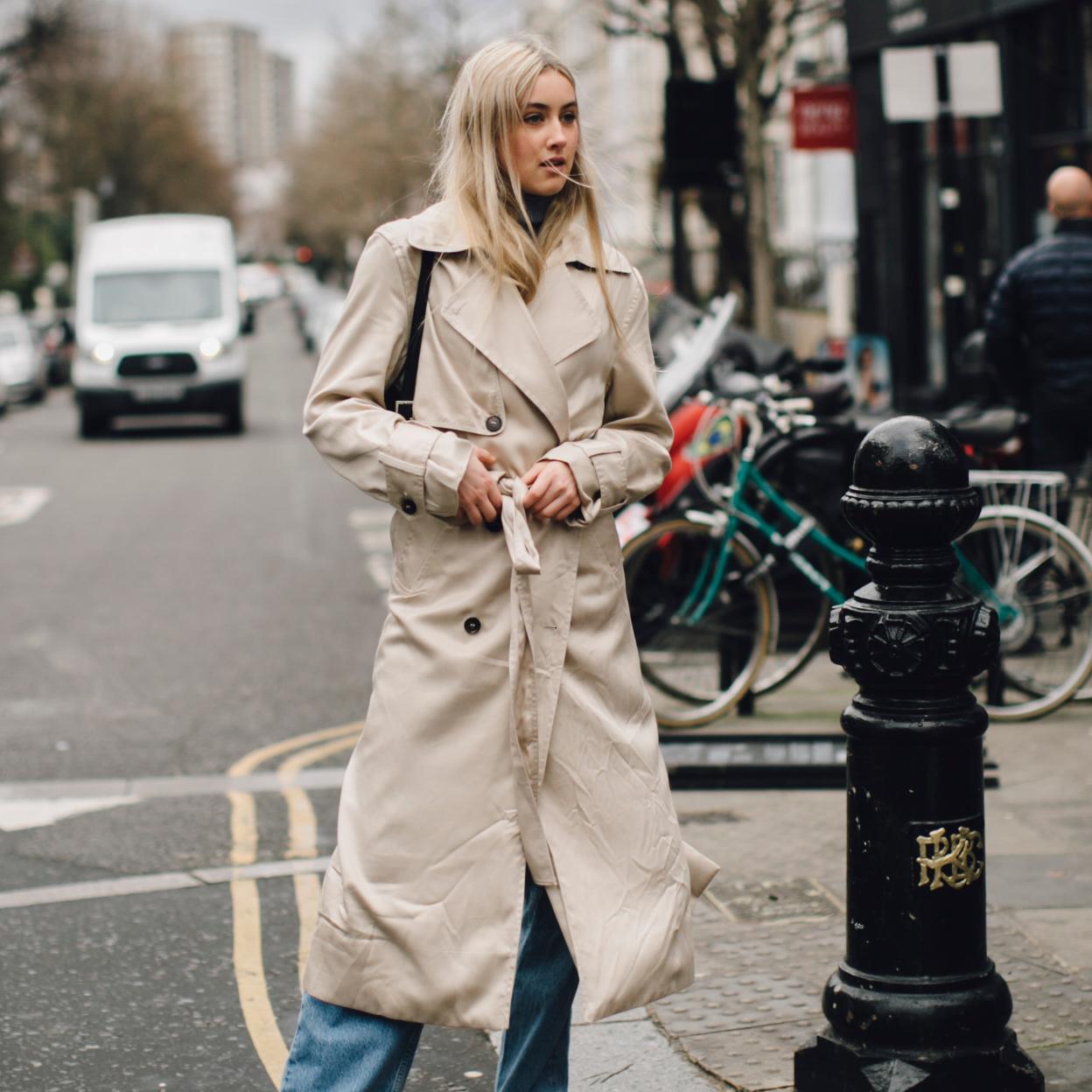 Pincha en la imagen para ver las chaquetas cropped que puedes comprar rebajadas.