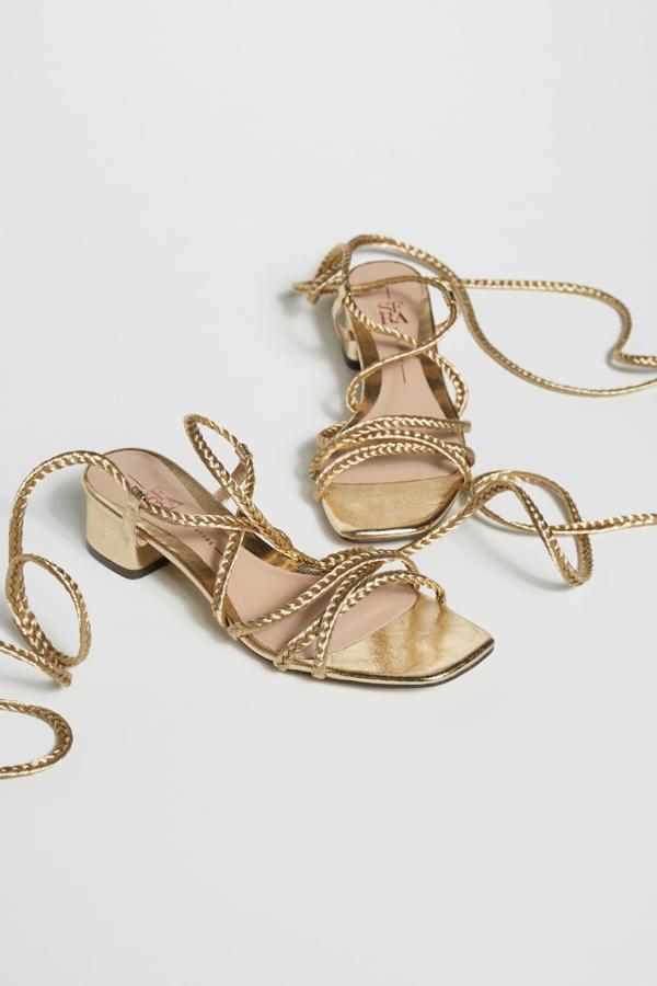 Con tacón cómodo, tiras trenzadas y en dorado (21,99 euros).