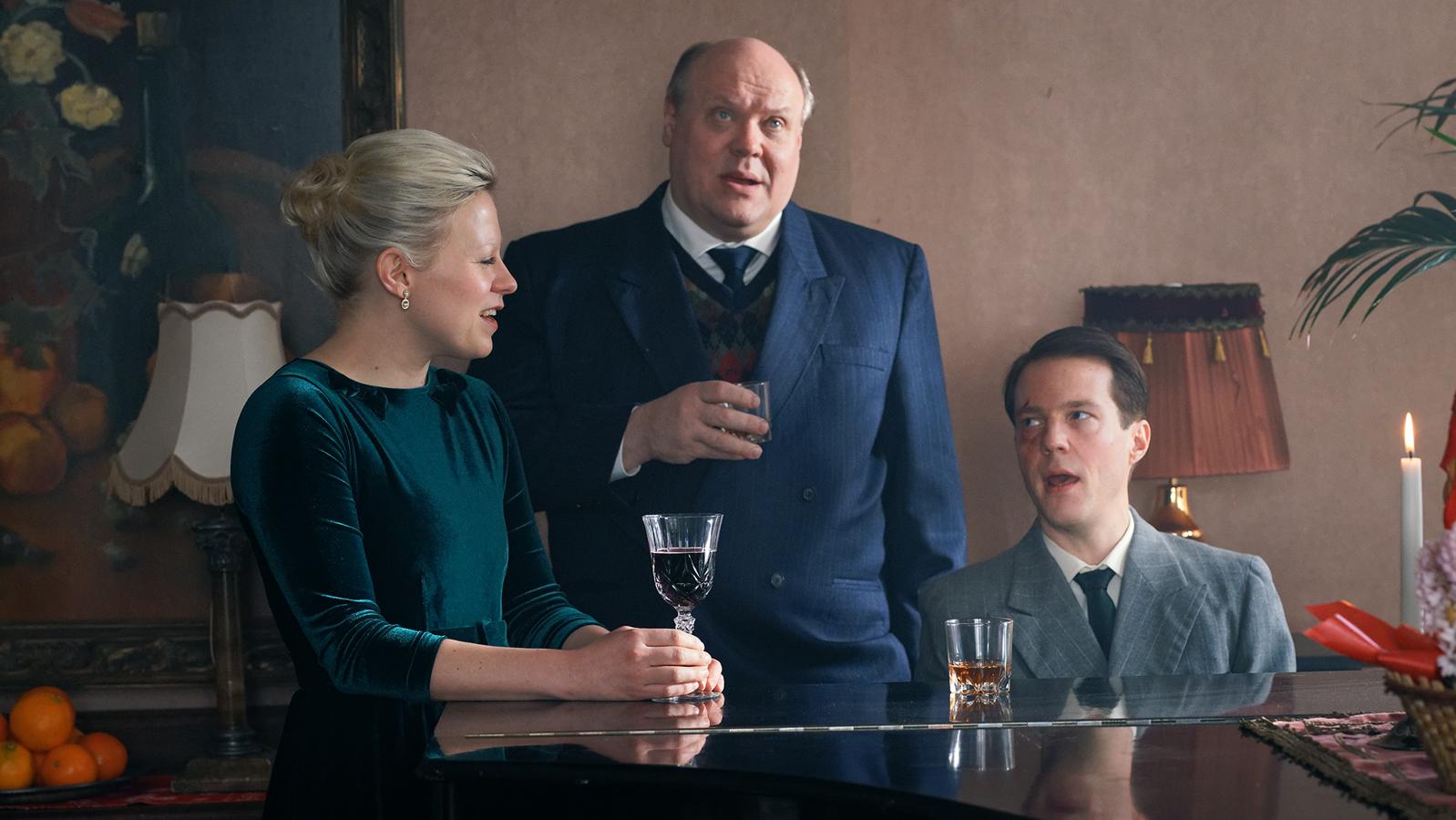 Compuesta por diez episodios, esta producción finlandesa nos traslada al Helsinki de los años 50, cuando la CIA y la KGB compiten por el control de este país neutral. Pero El Puño, el equipo del servicio secreto del país, trabajará por mantener la independencia de su patria y la unidad de su equipo. Un noir llegado del frío en el que su protagonista tendrá que lidiar con su propio pasado mientras se enfrenta a peligrosos enemigos. 