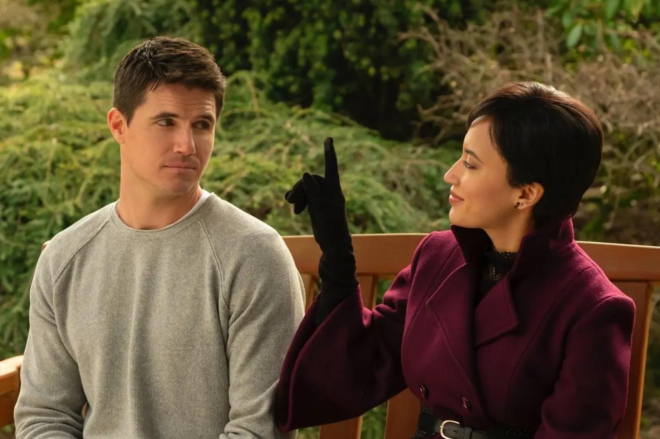 Creada por el responsable de la versión americana de The Office o Parks and Recreation, esta es una de las comedias más originales de los últimos tiempos, pero también una de las más ignoradas. Con su segunda temporada recién estrenada, esta divertida comedia nos traslada al año 2033, cuando los fallecidos pueden pasar al eternidad en una vida virtual. Nathan muere en un accidente de tráfico y va a dar al universo que escoge su esposa, donde conoce a Nora, su asistente virtual. Suena tan marciano como es, pero es tan sorprendente como tierna y sus 17 episodios se disfrutan casi sin querer. 