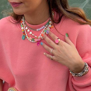 Imagen secundaria 1 - Los complementos a todo color y tendencia que van a mejorar tus looks de primavera son estos anillos que llevaste cuando eras niña