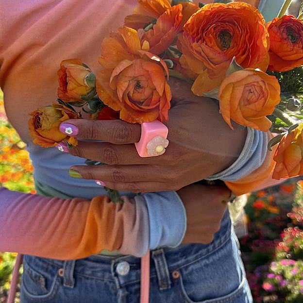 Los complementos a todo color y tendencia que van a mejorar tus looks de primavera son estos anillos que llevaste cuando eras niña