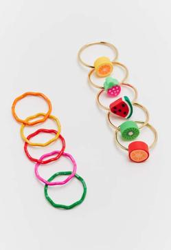 Imagen secundaria 2 - Los complementos a todo color y tendencia que van a mejorar tus looks de primavera son estos anillos que llevaste cuando eras niña