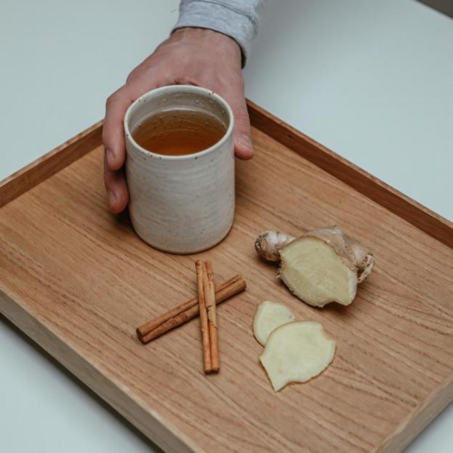 La raíz de jengibre puede ayudar a la quema de grasa, la digestión de carbohidratos y la secreción de insulina. Además, diversos estudios aseguran que consumir jengibre puede mejorar la quema de calorías y reducir la sensación de hambre, lo que está asociado con la pérdida de peso en adultos con sobrepeso.