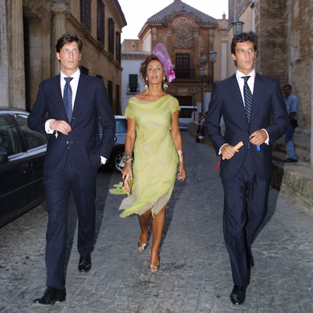 Naty Abascal con sus hijos Luis Media y Rafael Medina, en Sevilla..