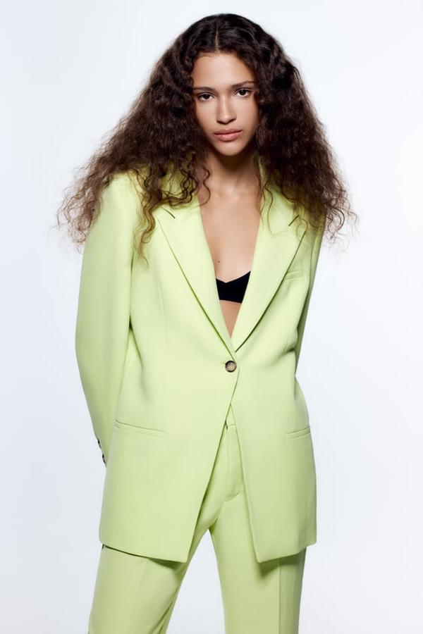 Cuello de solapa con muesca y mangas largas con hombreras para esta blazer con detalle de costuras asimétricas en la espalda y abertura que viene con cierre frontal de un único botón a contraste. En verde lima en su versión más clara, tiene bolsillos delanteros de vivo y cuesta 49,95 euros. 