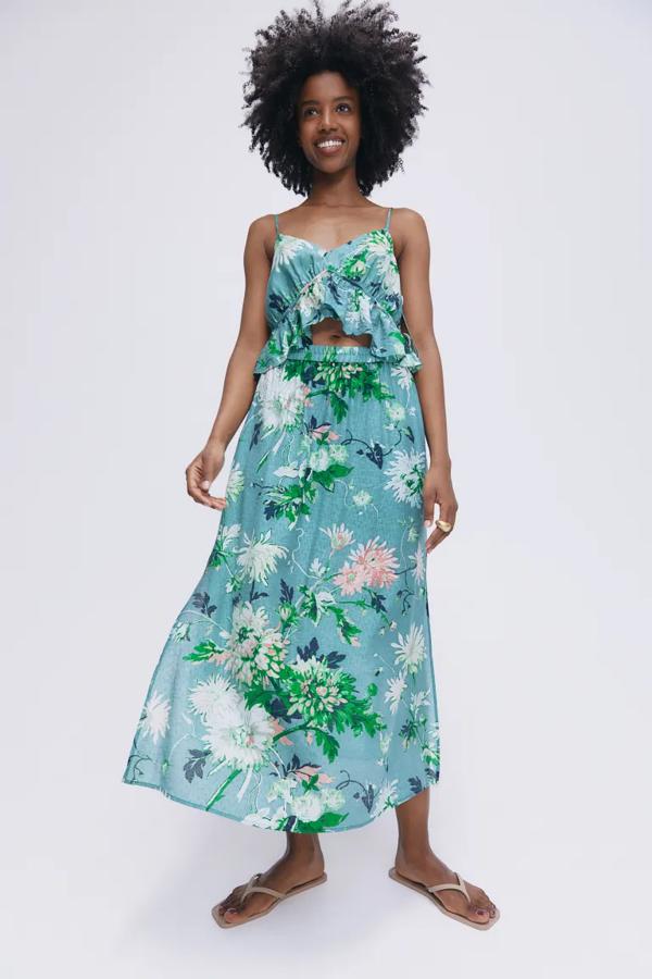 En azul turquesa, con estampado de flores en tonos rosas, verdes y blancos, esta falda tobillera de H&M con elástico revestido en la cintura, talle alto y aberturas laterales pronunciadas en el bajo tiene un precio de 24,99 euros.