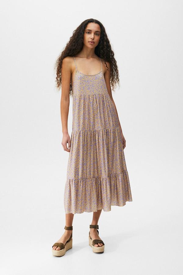 Disponible en tonos azules o con fondo anaranjado y flores lilas, este vestido estampado de Pull&Bear de diseño estructurado con escote redondo y tirantes cuesta 22,99 euros. 