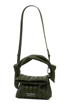 Imagen secundaria 2 - Vestido negro, blazer y un bolso original: el look de influencer facilísimo de copiar que no te vas a quitar esta primavera