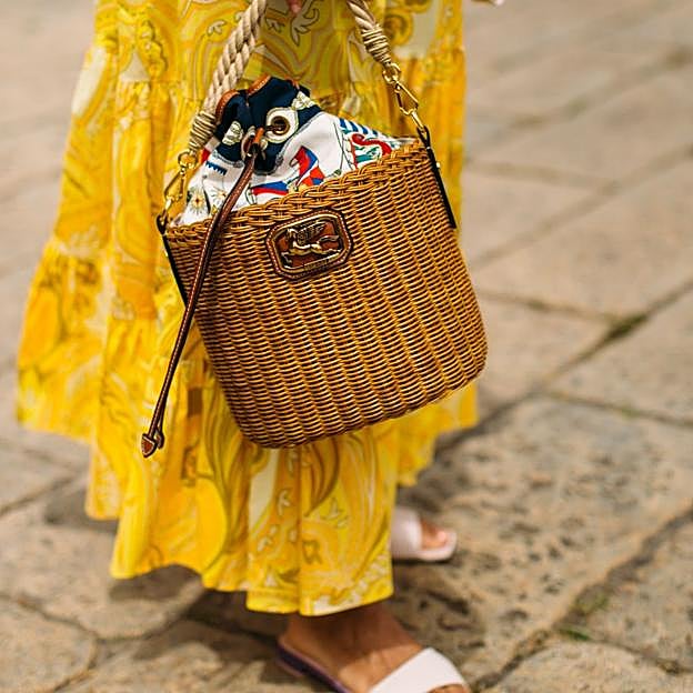 El bolso de rafia de 20 euros de Zara que te va a solucionar la temporada y querrás comprarte en todos los colores