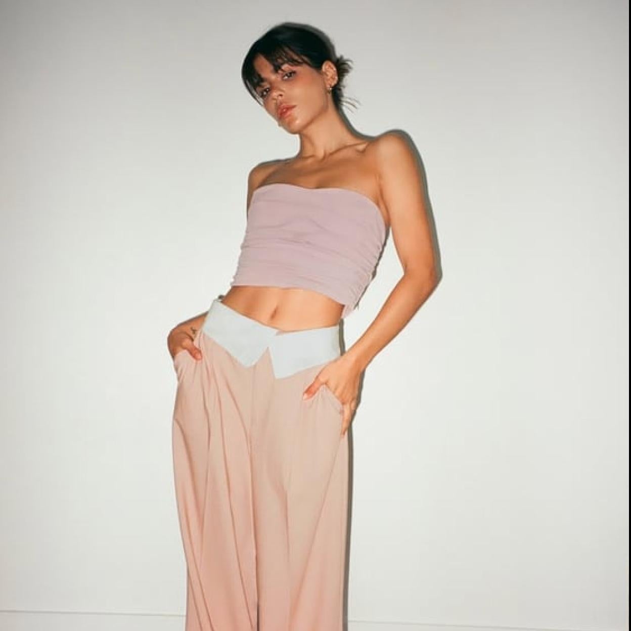 Pincha en la imagen para ver 9 looks del street style que confirman que los pantalones de talle bajo han vuelto.