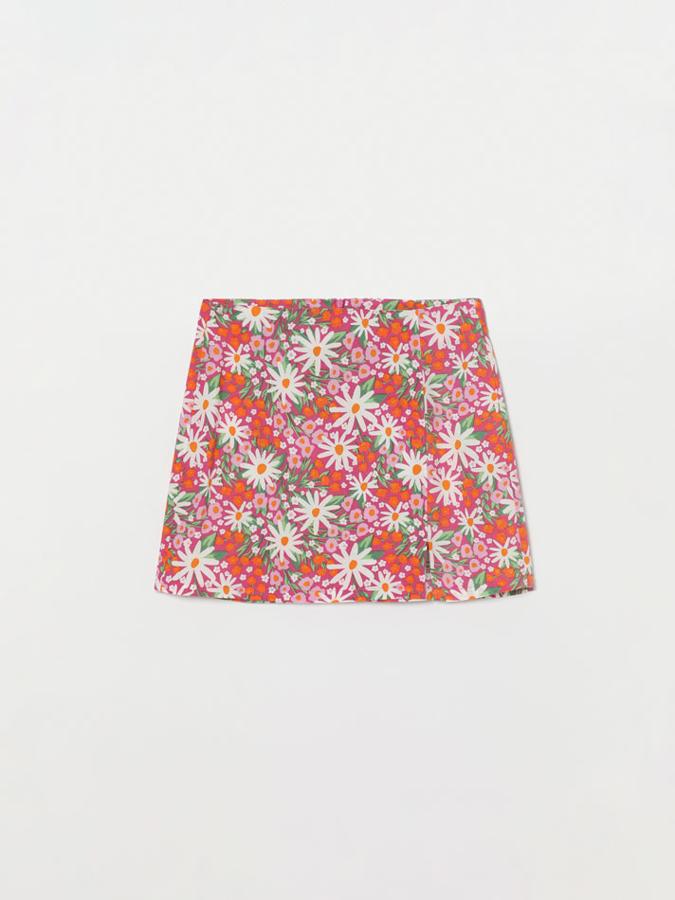 En tonos rojos, rosas y blancos, o en negro con estampado floral en blanco, esta falda corta estampada de Lefties viene con abertura en un lateral y cierre de cremallera en la espalda está confeccionada en viscosa y tiene un precio de 5,99 euros. 