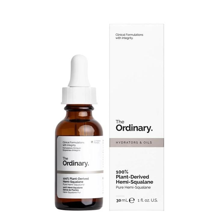 Seguro que conoces esta marca por todos los sérums exitosos que tiene para el rostro. Pues bien, The Ordinary cuenta con un sérum (2,95 euros) que puedes usar tanto para la piel, como para el cabello. Es ideal para controlar el encrespamiento y las puntas abiertas. El pelo sale revitalizado y fortalecido gracias a este sérum low cost. 