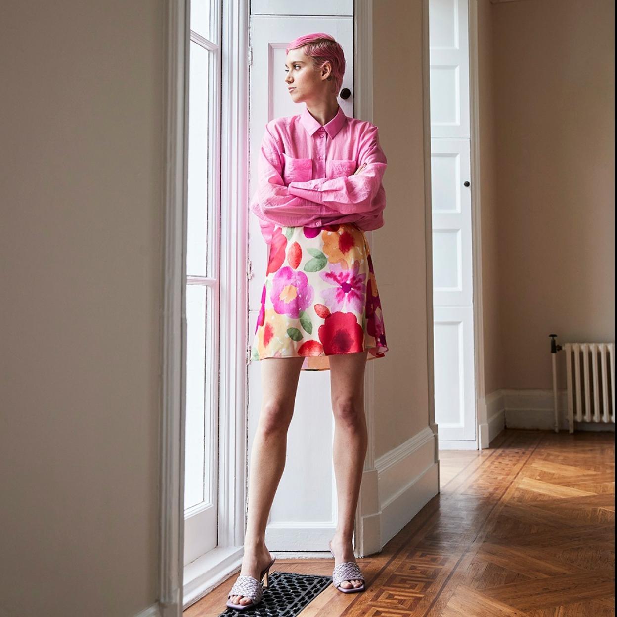 Pincha en la imagen para ver las faldas midi estampadas que son perfectas para llevar a la oficina y para salir los fines de semana.