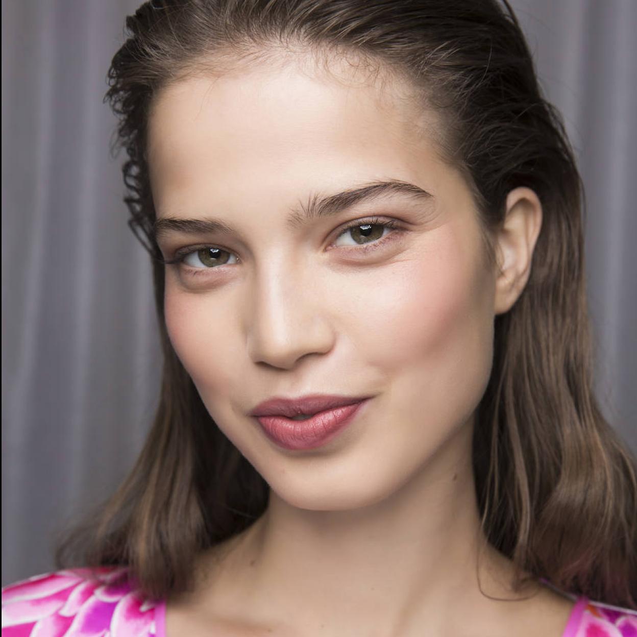 Pincha en la imagen para ver La de Mercadona y otras 5 cremas antiedad que confirman que el oro es un ingrediente que rejuvenece, rellena las arrugas y reafirma la piel