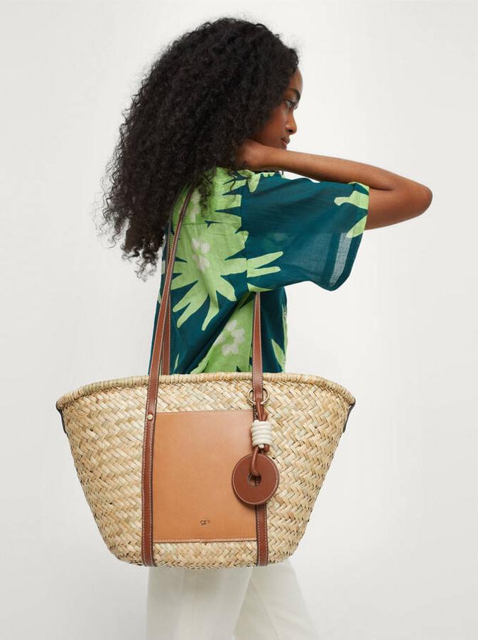 Seguimos con un shopper tipo cesta en color beige que nos trae Parfois. Cuenta con dos asas de hombro, un bolsillo exterior en el frontal y un bolsillo interior extraíble. Cuesta 29,99 euros.