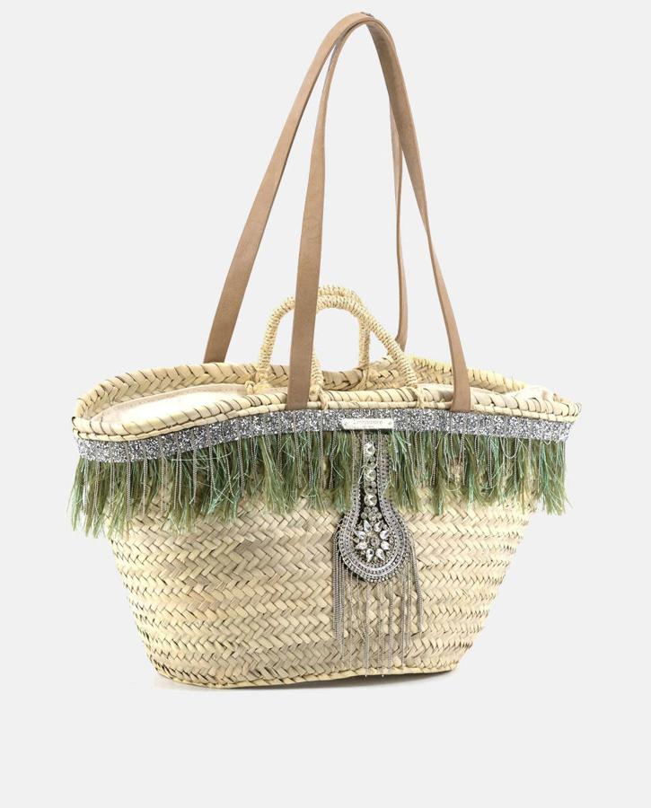 Si hablamos de capazos no podemos dejar al margen a la firma española Simó Sastre. En concreto, hemos escogido un modelo de palma natural con flecos verdes. Cuesta 54,95 euros.