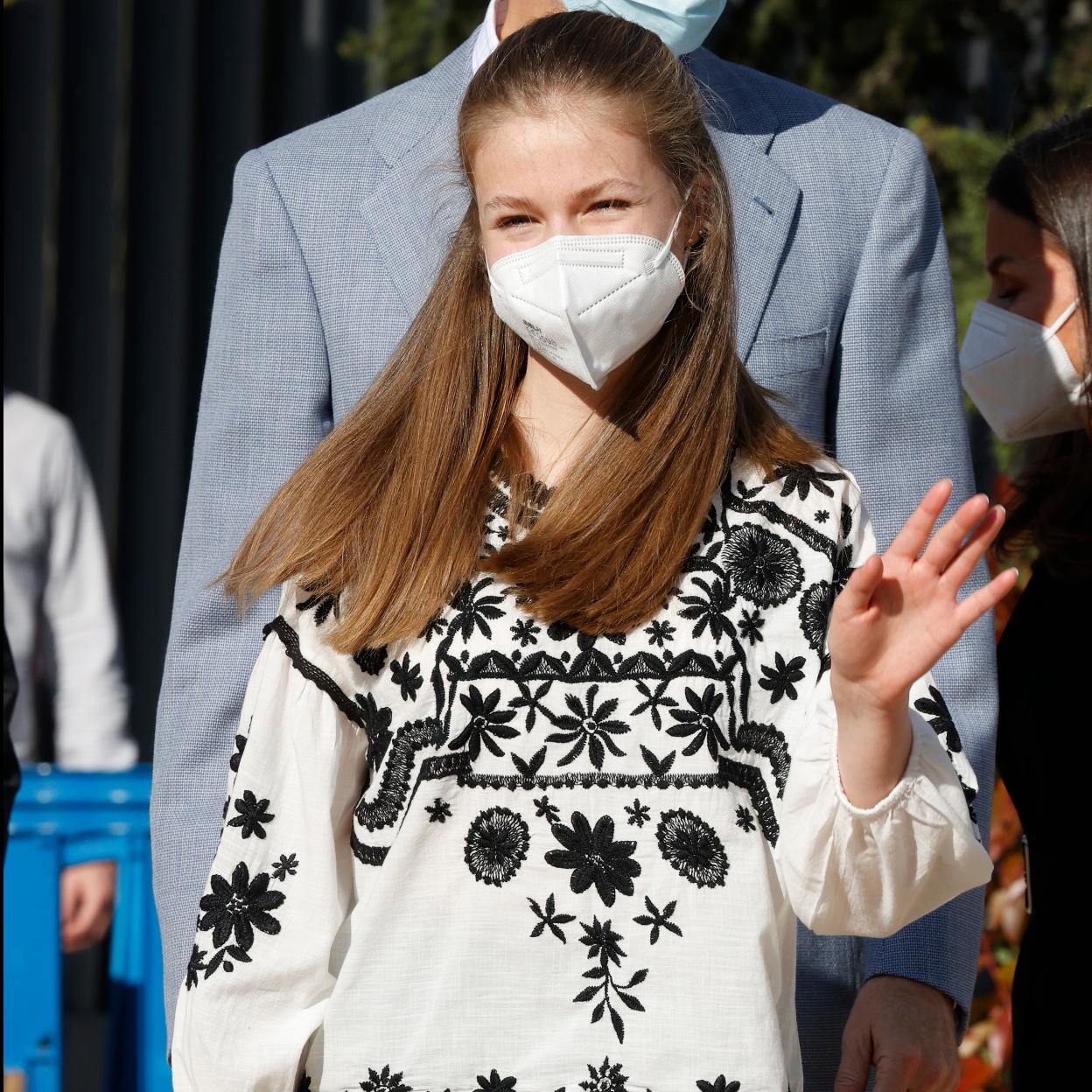 Pincha en la imagen para ver los 10 looks de la Princesa Leonor que confirman su radical cambio de estilo para 2022.