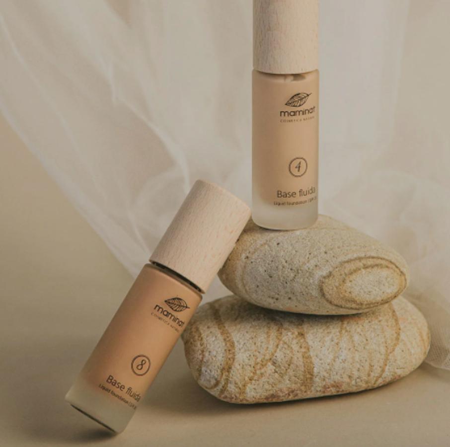 Esta base de maquillaje fluida es de origen español y su acabado no es graso. De larga duración, cuenta con una protección SPF20 y entre sus ingredientes se encuentran la salvia, el romero, el geranio o la lavanda. Tu piel lucirá saludable e iluminada. (31,95 euros).