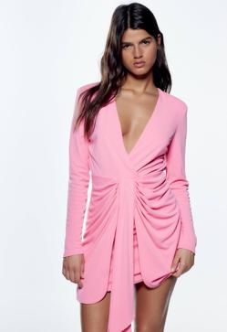 Imagen secundaria 2 - Hemos encontrado el vestido rosa low cost más favorecedor y espectacular de la temporada perfecto para un look de invitada o para cualquier ocasión