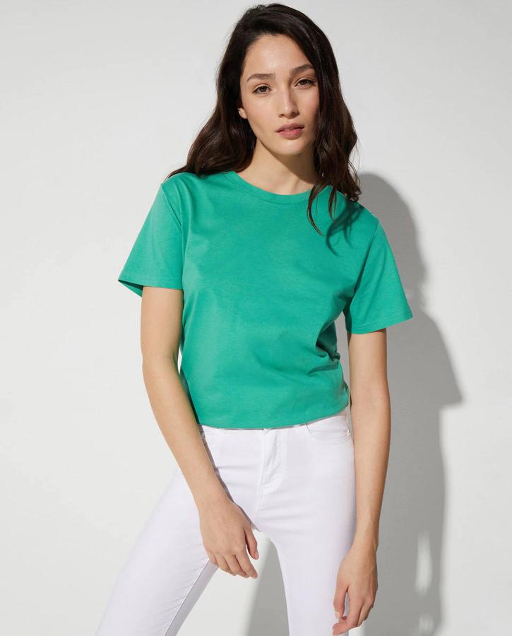 Si quieres dar color a tus looks, necesitas esta camiseta básica de Easy Wear. La encontrarás en amarillo, esmeralda, verde, azul, azul claro, beige, blanco y azul marino. Cuesta 7,99 euros.