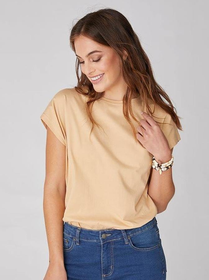 En Venca hemos encontrado una camiseta de punto disponible en cuatro colores: turquesa, arena, blanco y negro. Tiene una manga corta de diseño caído. Puede ser tuya por 5,99 euros.