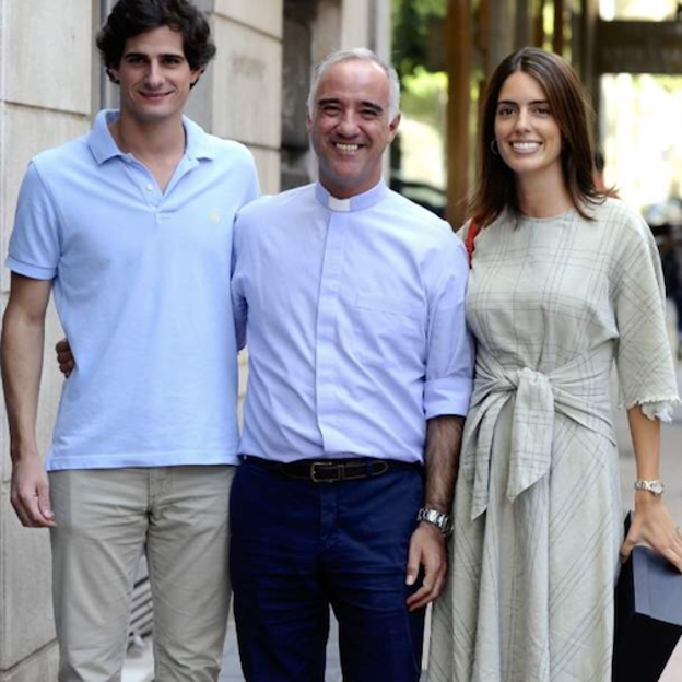 Ignacio Jiménez Sánchez-Dalp, sacerdote de cabecera de la casa de Alba, con Carlos Fitz-James Stuart y Belén Corsini, condes de Osorno. 